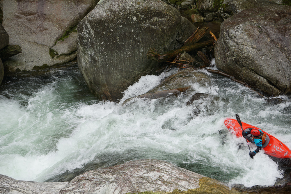 Ein Kajakfahrer, der einen Wasserfall hinunter fährt