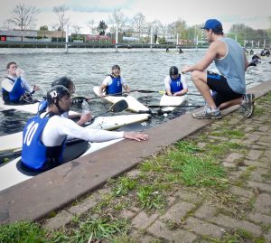 Die Spieler versammeln sich und sprechen mit dem Trainer
