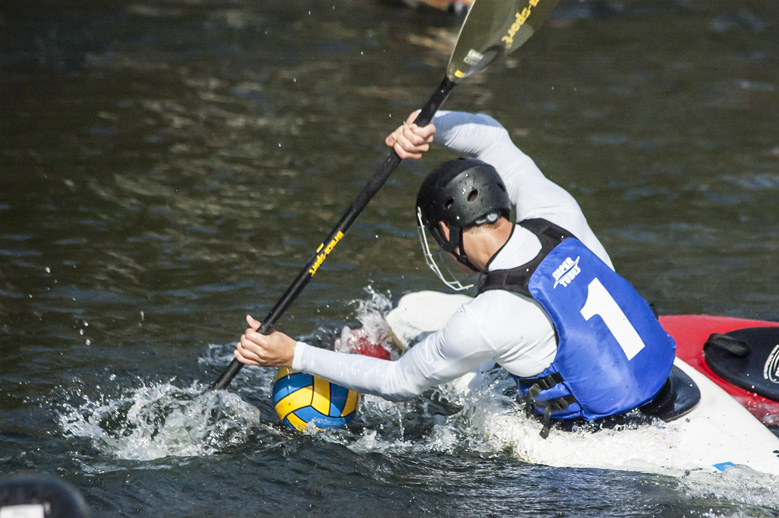 Zwei Kanupolospieler kämpfen um den Ball auf dem Wasser.