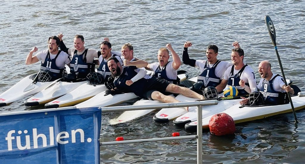 Herrenmannschaft jubelnd nach dem letzten Spiel der Saison.