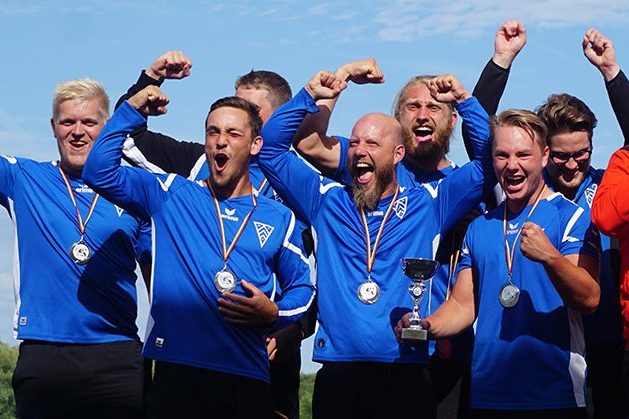 Jubelnde Herren auf dem Treppchen