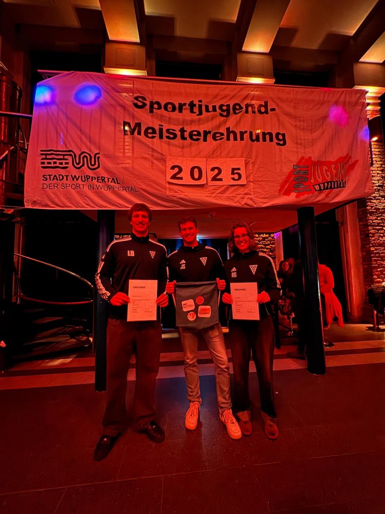 Lennart und Franke zusammen mit Jacob vor einem Banner der Veranstaltung