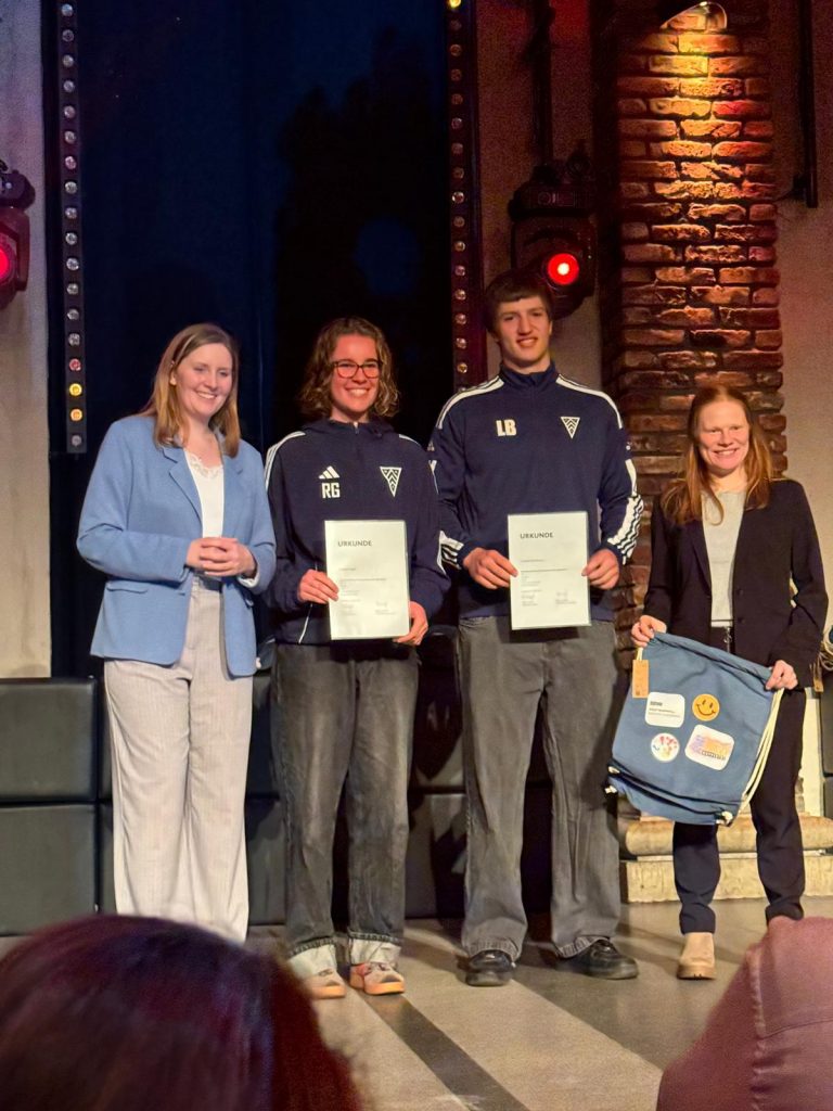 Franke und Lennart mit ihren Urkunden nach der Ehrung, rechts und links jeweils eine weitere Person